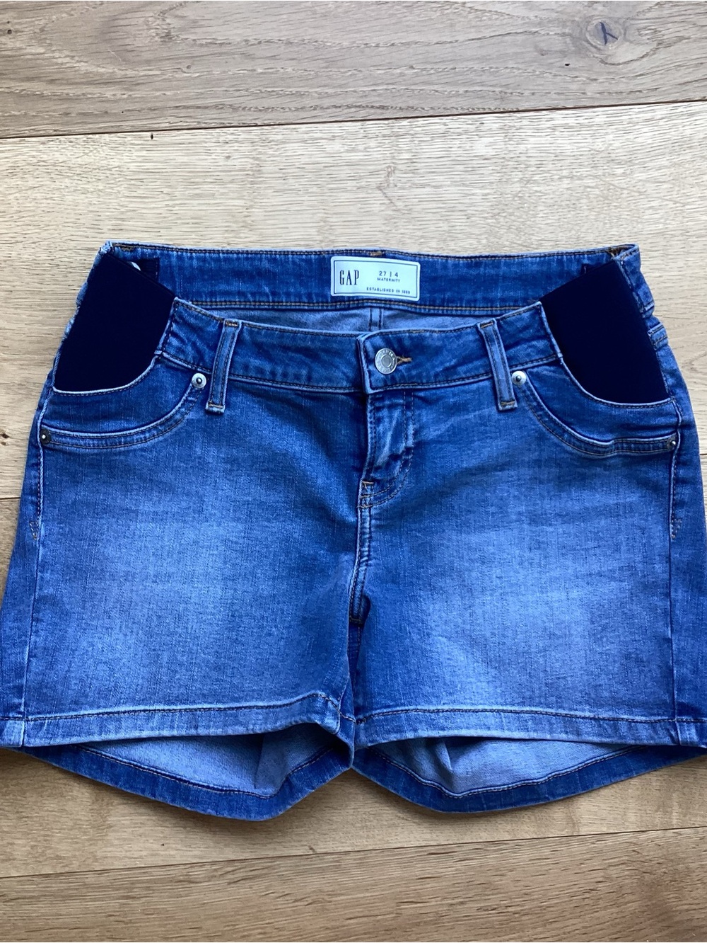 GAP MATERNITY DENIM FADED BLUE JEAN SHORTS SZ 27 NWOT